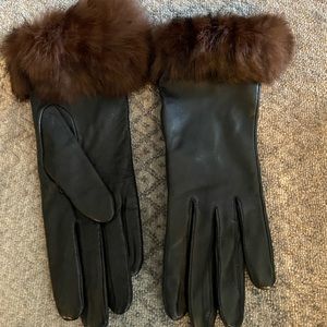 Leather gloves with fur trim